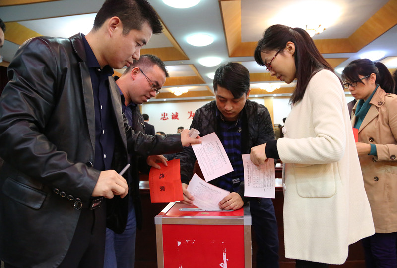 市中院组织干警参加黄州区第五届人大代表选举投票