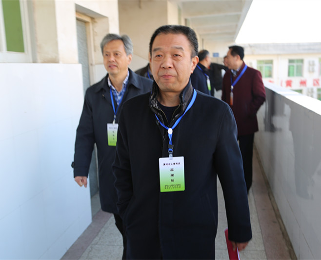 图三:市中院党组书记肖笛巡视考场.jpg 图三:市中院党组书记肖笛巡视考场.jpg