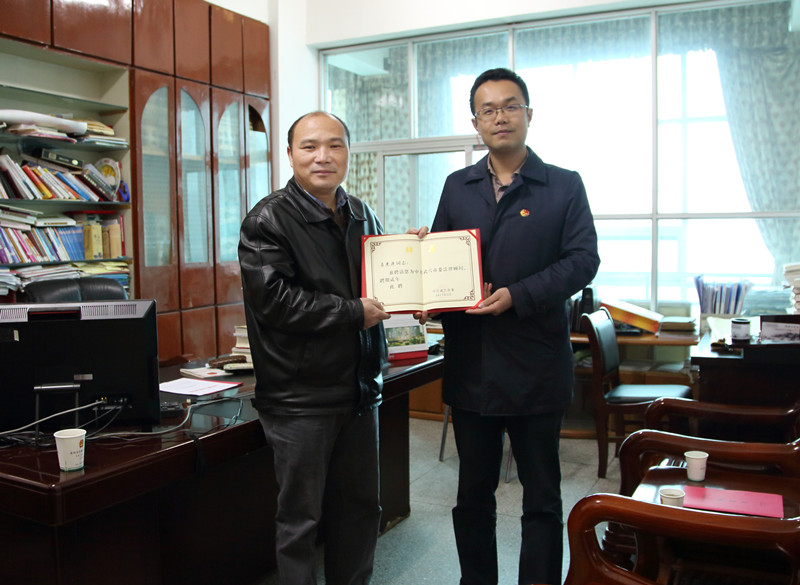 武穴市委聘请黄冈中院党组成员,副院长詹光源为法律
